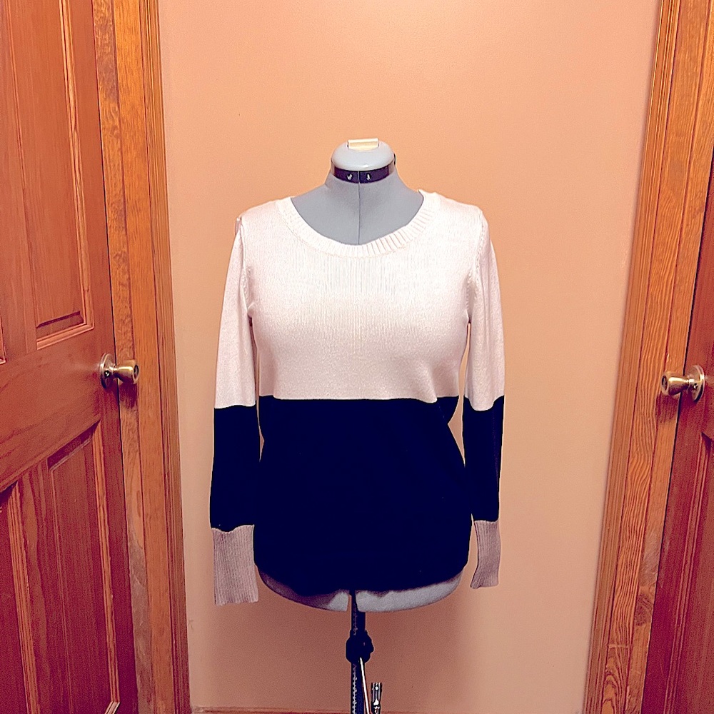 NWOT Liz Claiborne Medium Tri-Color Sweater.
